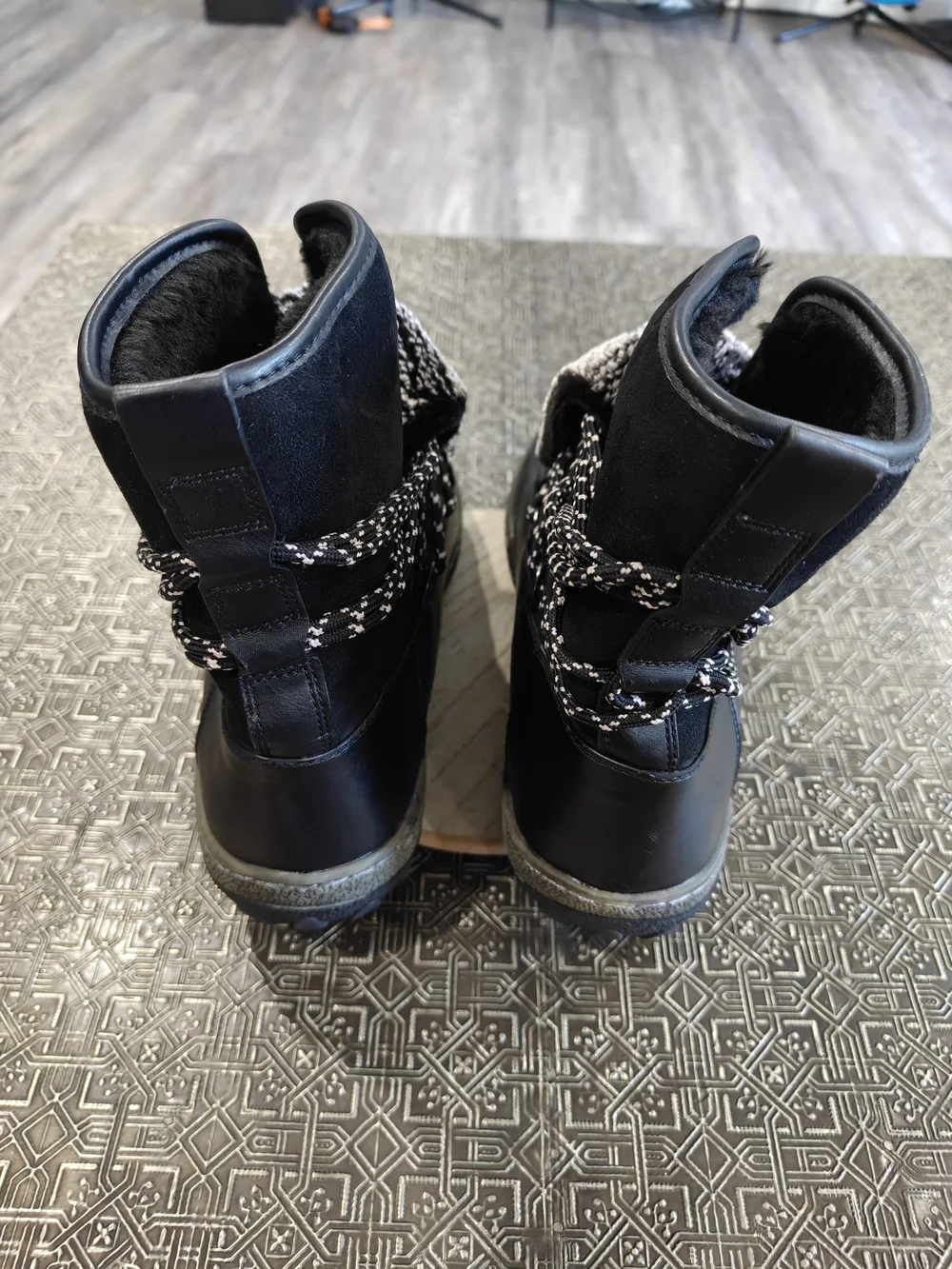 Wanderlust Danette Black Winter Ankle Boots with Gray Shearling Cuff Size 10